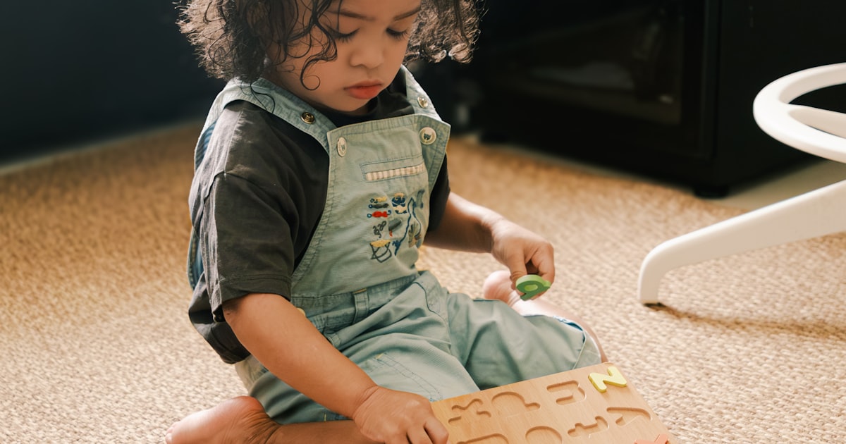 パズルに取り組む幼児