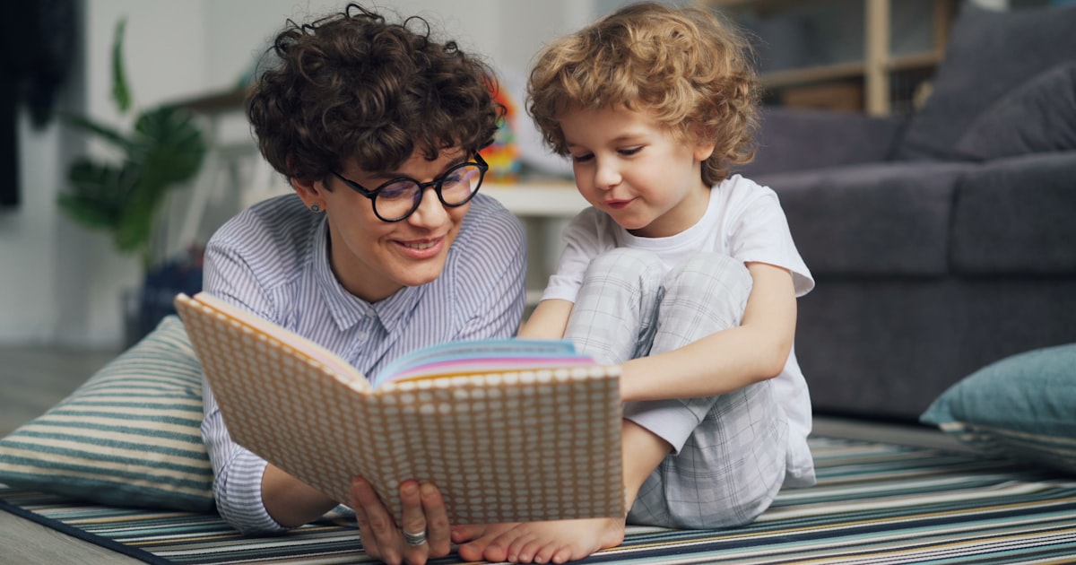 親子で絵本を読み聞かせる温かな時間