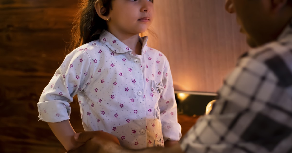 子どもの身支度を手伝う親
