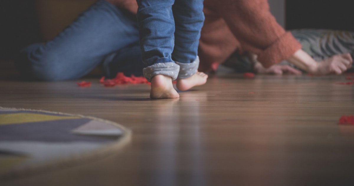 床に座って気持ちを整える幼児